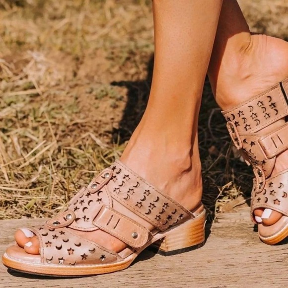 Freebird by Steven Shoes - NWOT Freebird Moonstar Leather Mule Sandals in Ice Taupe Size 6 Star Moon Slide